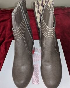 American Eagle woman boots